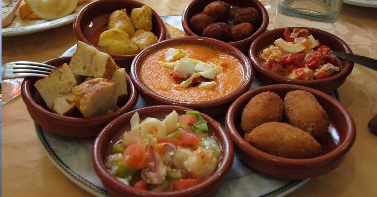 A table with a selection of tapas, with vegetarian options. Discover where the best places for vegetarian taps in Seville are.